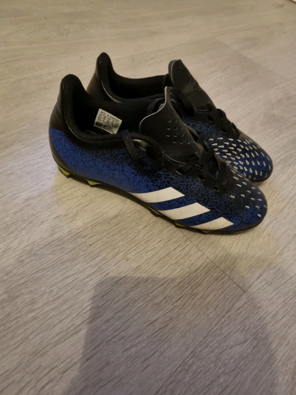 predator football boots size 2